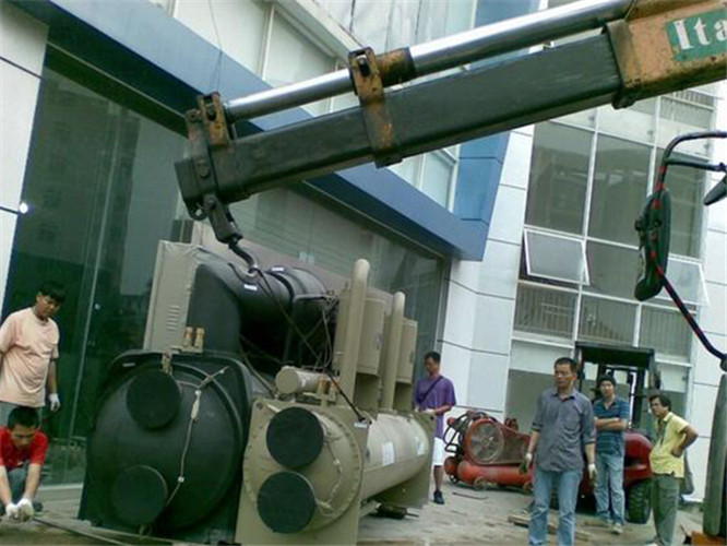 桓仁随车吊和汽车吊的核心区别是什么？哪种更省钱？